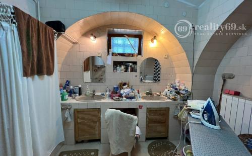 MAĎARSKO - MÁD  2 DOMY V TOP LOKALITE S VEĽKOU ZÁHRADOU