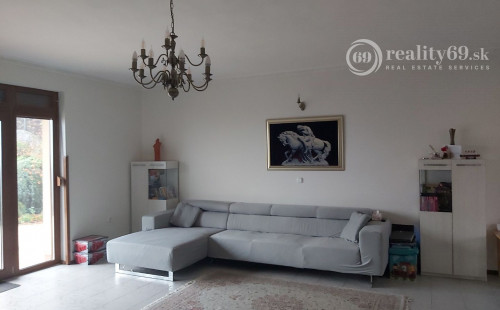 MAĎARSKO - SÁTORALJAÚJHELY - LUXUSNÝ RODINNÝ DOM 3 KM OD SLOVENSKA