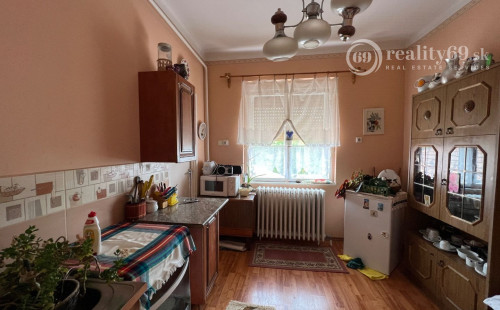 MAĎARSKO - MONOK POSCHODOVÝ RD V TOKAJSKEJ OBLASTI