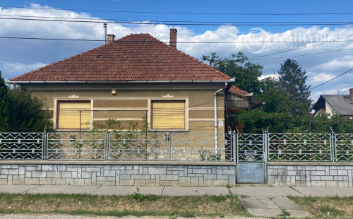 MAĎARSKO - SZENDRO - PEKNÝ 3 IZBOVÝ RODINNÝ DOM S VERANDOU