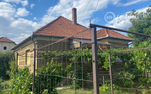 MAĎARSKO - SZENDRO - PEKNÝ 3 IZBOVÝ RODINNÝ DOM S VERANDOU