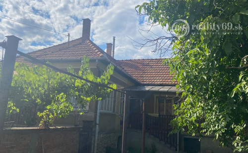 MAĎARSKO - SZENDRO - PEKNÝ 3 IZBOVÝ RODINNÝ DOM S VERANDOU