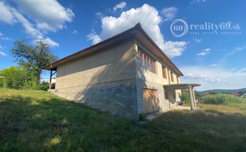 MAĎARSKO - SZENDRO PEKNÝ 5 IZBOVÝ RODINNÝ DOM S TERASOU A GARÁŽOU