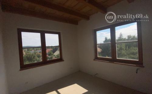 MAĎARSKO - SZENDRO PEKNÝ 5 IZBOVÝ RODINNÝ DOM S TERASOU A GARÁŽOU