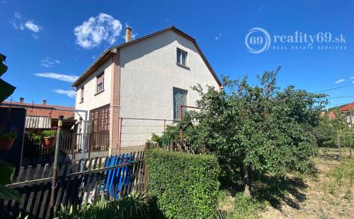 MAĎARSKO - SZENDRO PEKNÝ 5 IZBOVÝ POSCHODOVÝ RODINNÝ DOM S GARÁŽOU