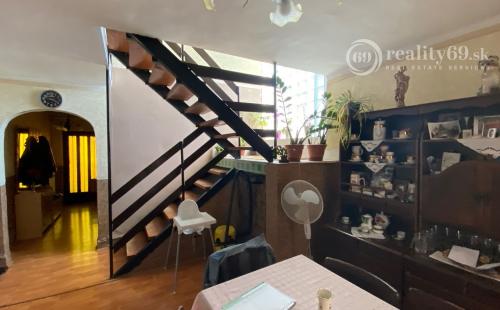 MAĎARSKO - SZENDRO PEKNÝ 5 IZBOVÝ POSCHODOVÝ RODINNÝ DOM S GARÁŽOU