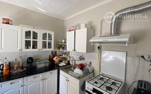 MAĎARSKO - SZENDRO PEKNÝ 5 IZBOVÝ POSCHODOVÝ RODINNÝ DOM S GARÁŽOU