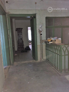 SMOLNÍK - MEŠTIANSKY DOM S OBCHODNÝM PRIESTOROM V CENTRE MESTA.