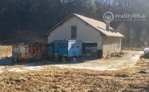 MARKUŠKA - GEMER - 4 IZBOVÝ RD VHODNÝ NA BÝVANIE A PODNIKANIE, POZEMOK 1669 M2