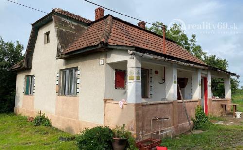 PERÍN CHÝM – STARŠÍ 3 IZBOVÝ RODINNÝ DOM