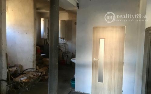 MARKUŠKA - GEMER - 4 IZBOVÝ RD VHODNÝ NA BÝVANIE A PODNIKANIE, POZEMOK 1669 M2