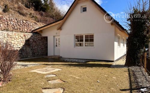 HAČAVA - KVALITNÁ NOVOSTAVBA 3 IZBOVÉHO RD V KRÁSNEJ PRÍRODE.