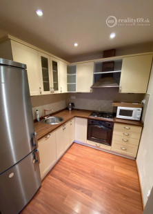 NOVÁ SUPER CENA - MIŠKOVECKÁ - PEKNÝ MODERNÝ BYT PO KOMPLETNEJ REKONŠTRUKCII ČIASTOČNE ZARIADENÝ.