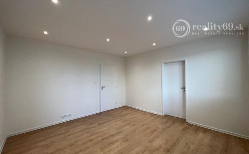 KVP - WURMOVA - 3 IZBOVÝ PO KOMPLETNEJ REKONŠTRUKCII 65 M2, LODŽIA.