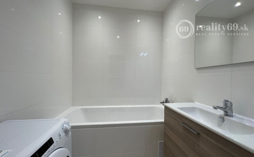 KVP - WURMOVA - 3 IZBOVÝ PO KOMPLETNEJ REKONŠTRUKCII 65 M2, LODŽIA.