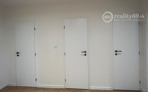 KVP - WURMOVA - 3 IZBOVÝ PO KOMPLETNEJ REKONŠTRUKCII 65 M2, LODŽIA.