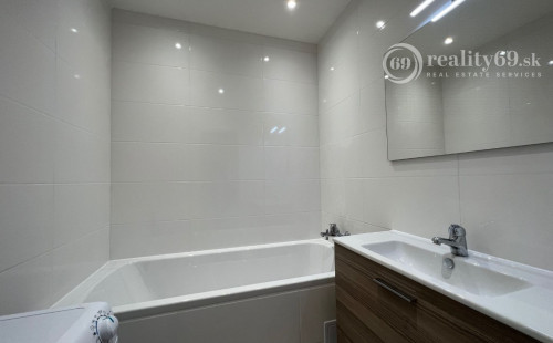 KVP - WURMOVA - 3 IZBOVÝ PO KOMPLETNEJ REKONŠTRUKCII 65 M2, LODŽIA.