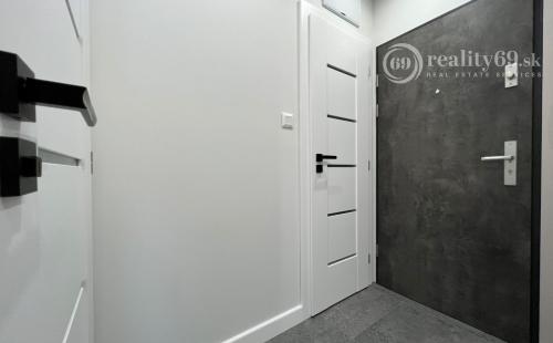 TERASA - NEŠPOROVA 3 IZBOVÝ SUPER MODERNÝ BYT 66 M2, LODŽIA, KLIMATIZÁCIA, PRÁČKA