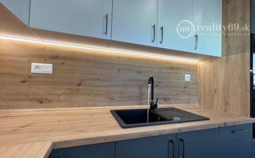 TERASA - NEŠPOROVA 3 IZBOVÝ SUPER MODERNÝ BYT 66 M2, LODŽIA, KLIMATIZÁCIA, PRÁČKA