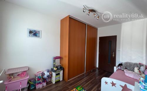 ŤAHANOVCE - ČÍNSKA PEKNÝ 3 IZBOVÝ BYT 79 M2, LODŹIA.