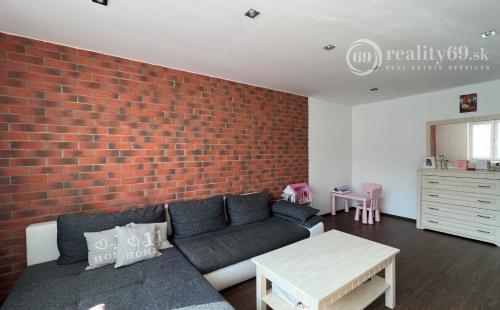 ŤAHANOVCE - ČÍNSKA PEKNÝ 3 IZBOVÝ BYT 79 M2, LODŹIA.