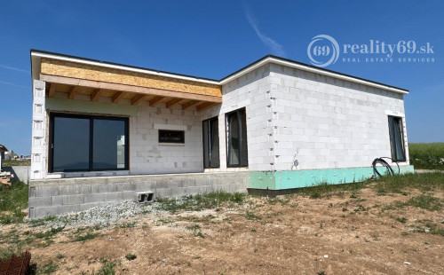 REZERVOVANÉ - HANISKA - KVALITNÁ NOVOSTAVBA 4 IZBOVÉHO RD, GARÁŽOVÉ STÁTIE, TERASA.