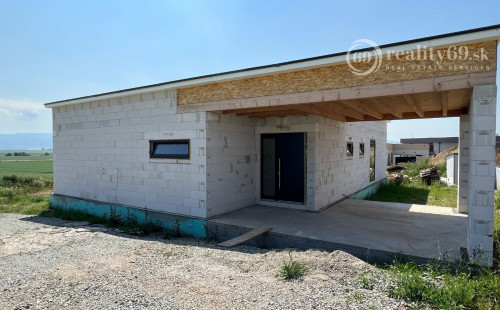 REZERVOVANÉ - HANISKA - KVALITNÁ NOVOSTAVBA 4 IZBOVÉHO RD, GARÁŽOVÉ STÁTIE, TERASA.