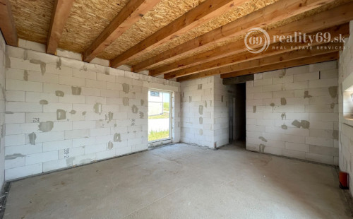 REZERVOVANÉ - HANISKA - KVALITNÁ NOVOSTAVBA 4 IZBOVÉHO RD, GARÁŽOVÉ STÁTIE, TERASA.