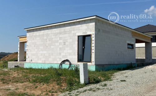 REZERVOVANÉ - HANISKA - KVALITNÁ NOVOSTAVBA 4 IZBOVÉHO RD, GARÁŽOVÉ STÁTIE, TERASA.