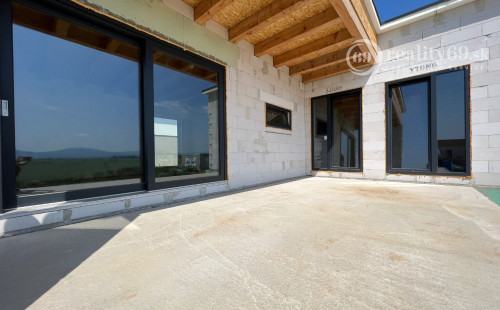 REZERVOVANÉ - HANISKA - KVALITNÁ NOVOSTAVBA 4 IZBOVÉHO RD, GARÁŽOVÉ STÁTIE, TERASA.