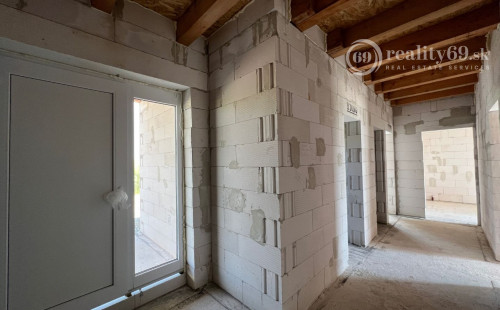 REZERVOVANÉ - HANISKA - KVALITNÁ NOVOSTAVBA 4 IZBOVÉHO RD, GARÁŽOVÉ STÁTIE, TERASA.