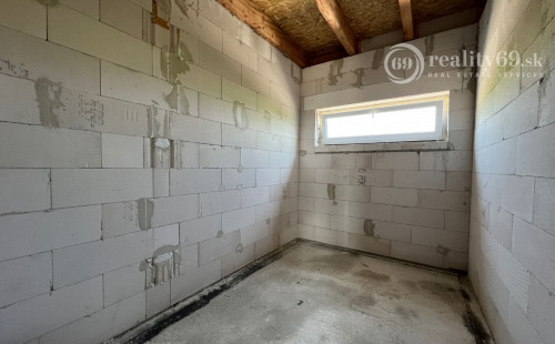 REZERVOVANÉ - HANISKA - KVALITNÁ NOVOSTAVBA 4 IZBOVÉHO RD, GARÁŽOVÉ STÁTIE, TERASA.