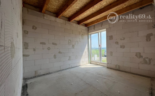 REZERVOVANÉ - HANISKA - KVALITNÁ NOVOSTAVBA 4 IZBOVÉHO RD, GARÁŽOVÉ STÁTIE, TERASA.