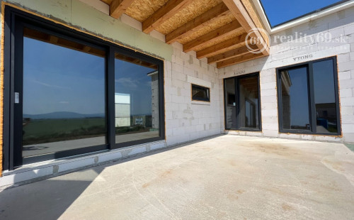 REZERVOVANÉ - HANISKA - KVALITNÁ NOVOSTAVBA 4 IZBOVÉHO RD, GARÁŽOVÉ STÁTIE, TERASA.