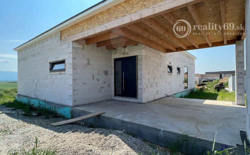 REZERVOVANÉ - HANISKA - KVALITNÁ NOVOSTAVBA 4 IZBOVÉHO RD, GARÁŽOVÉ STÁTIE, TERASA.