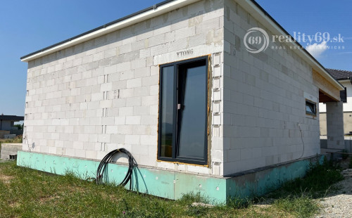 REZERVOVANÉ - HANISKA - KVALITNÁ NOVOSTAVBA 4 IZBOVÉHO RD, GARÁŽOVÉ STÁTIE, TERASA.