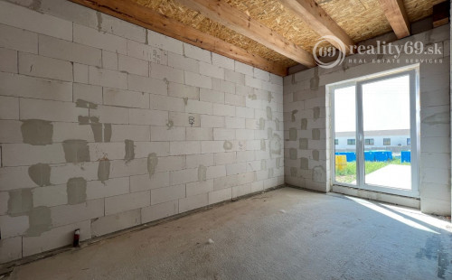 REZERVOVANÉ - HANISKA - KVALITNÁ NOVOSTAVBA 4 IZBOVÉHO RD, GARÁŽOVÉ STÁTIE, TERASA.