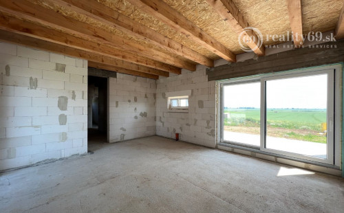 REZERVOVANÉ - HANISKA - KVALITNÁ NOVOSTAVBA 4 IZBOVÉHO RD, GARÁŽOVÉ STÁTIE, TERASA.