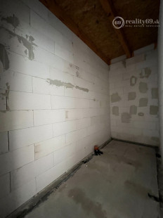 REZERVOVANÉ - HANISKA - KVALITNÁ NOVOSTAVBA 4 IZBOVÉHO RD, GARÁŽOVÉ STÁTIE, TERASA.