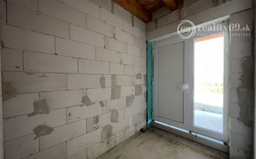 REZERVOVANÉ - HANISKA - KVALITNÁ NOVOSTAVBA 4 IZBOVÉHO RD, GARÁŽOVÉ STÁTIE, TERASA.