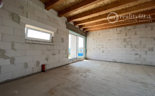 REZERVOVANÉ - HANISKA - KVALITNÁ NOVOSTAVBA 4 IZBOVÉHO RD, GARÁŽOVÉ STÁTIE, TERASA.