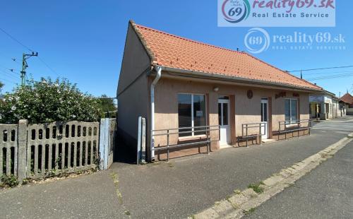 MAĎARSKO - ENCS - POLYFUNKČNÁ BUDOVA S 3 IZBOVÝM BYTOM