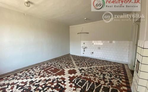 MAĎARSKO - ENCS - POLYFUNKČNÁ BUDOVA S 3 IZBOVÝM BYTOM