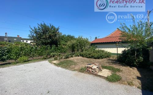 MAĎARSKO - ENCS - POLYFUNKČNÁ BUDOVA S 3 IZBOVÝM BYTOM