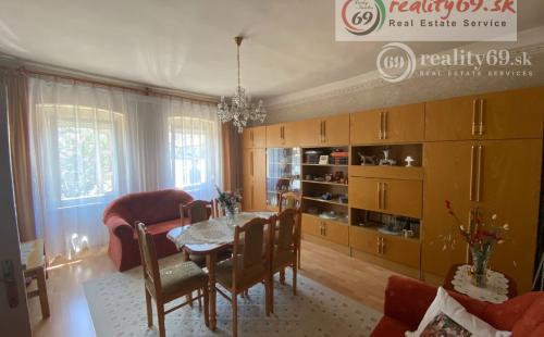 MAĎARSKO - ENCS - POLYFUNKČNÁ BUDOVA S 3 IZBOVÝM BYTOM