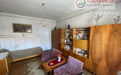 MAĎARSKO - ENCS - POLYFUNKČNÁ BUDOVA S 3 IZBOVÝM BYTOM