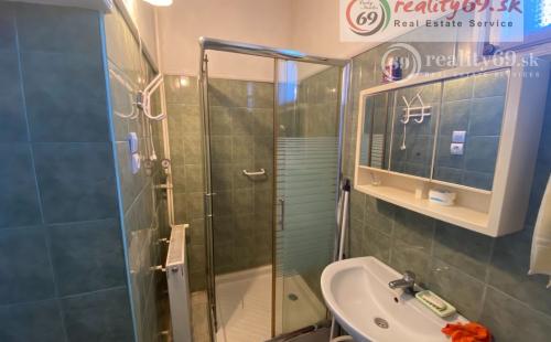 MAĎARSKO - ENCS - POLYFUNKČNÁ BUDOVA S 3 IZBOVÝM BYTOM