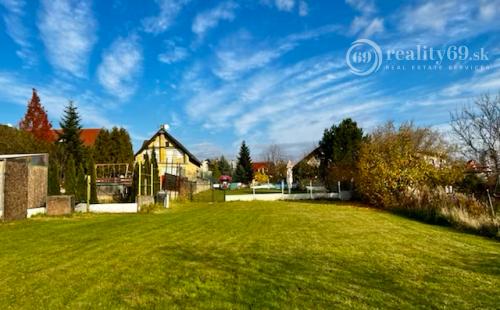 REZERVOVANÉ - MYSLAVA - STAVEBNÝ POZEMOK NA KOPE 1.793 M2, MEDZI RODINNÝMI DOMAMI.