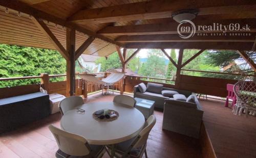 MAĎARSKO - LUXUSNÁ CHATA S LETNOU KUCHYŇOU A BAZÉNOM