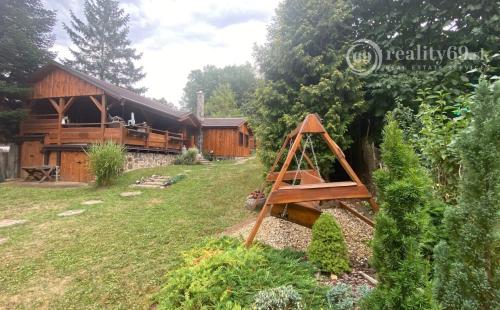 MAĎARSKO - LUXUSNÁ CHATA S LETNOU KUCHYŇOU A BAZÉNOM